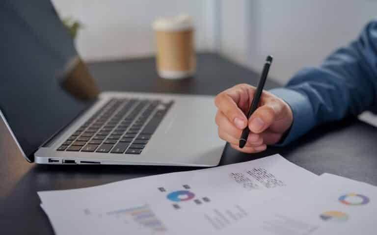 analiza amenzi e factura pe laptop sistem erp 