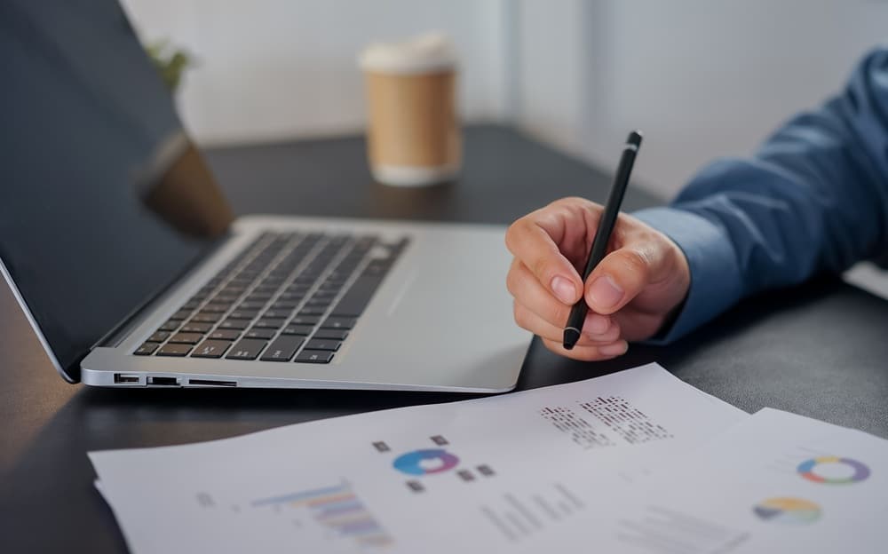 analiza amenzi e factura pe laptop sistem erp 